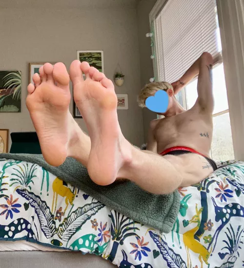 HAPPY NEW YEARS! Iโm so glad I became a part of this community and got to share my feet with you pervs this year๐ Looking forward to 2022!