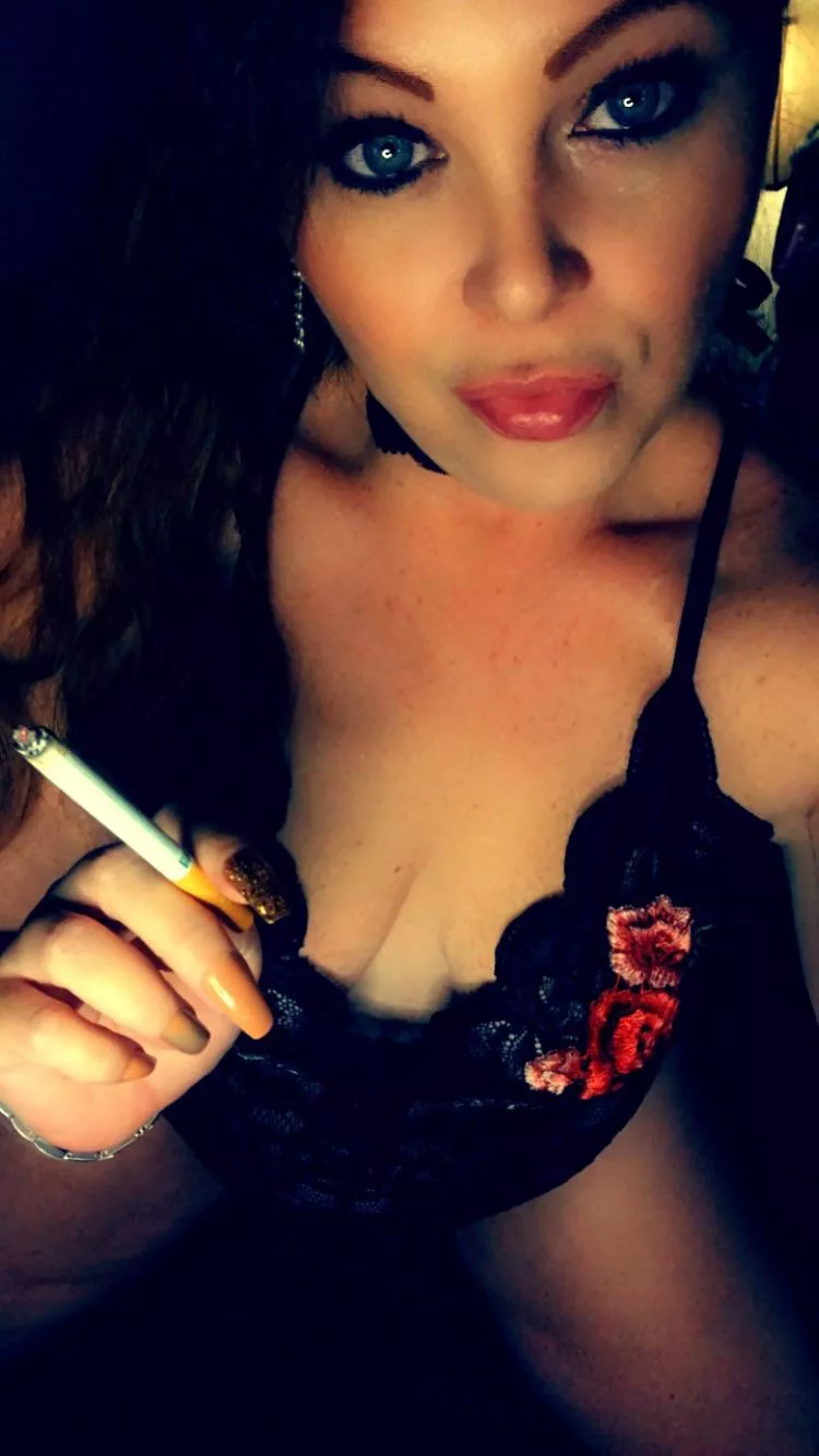 🔥 Happy Saturday peeps. Have an awesome one. 💋🔥