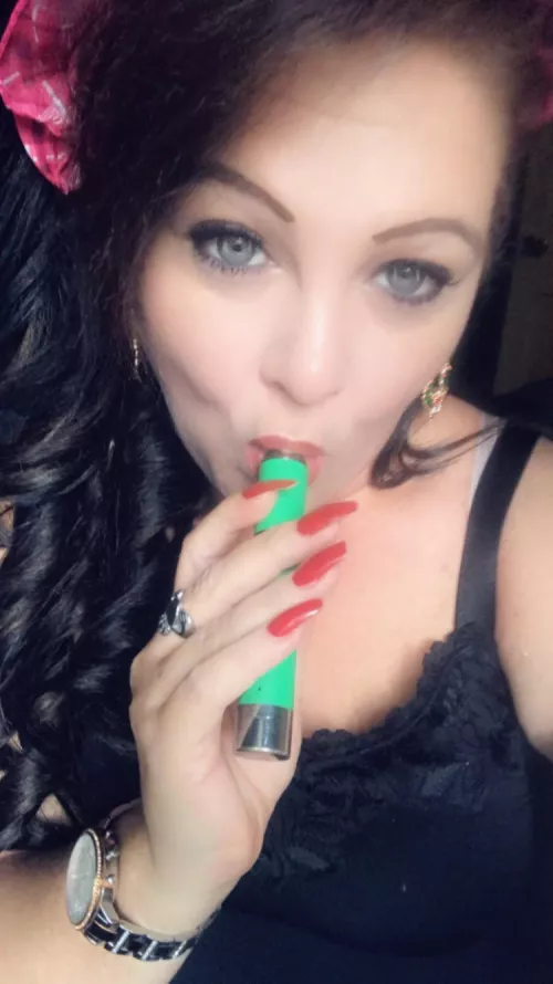 Happy Saturday peeps. I’m gonna spend the day in the kitchen, baking and making some edibles. So a sativa is gonna help me along. 😉💚💨💋