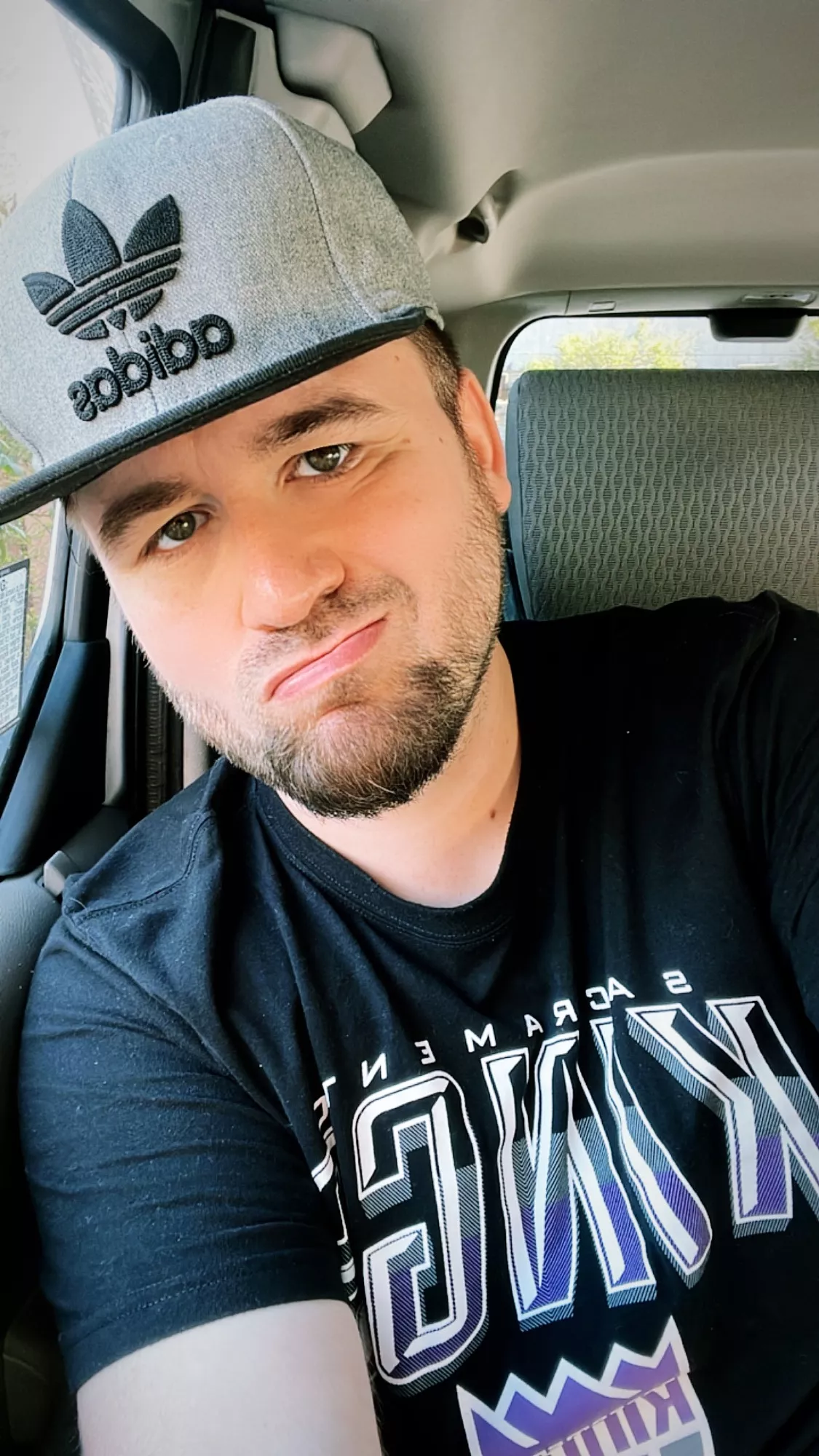 Happy Sunday bros! Let’s grab some beer and wings 🐓