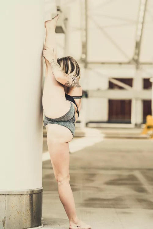 Happy Sunday bumday. Them high leg splits!