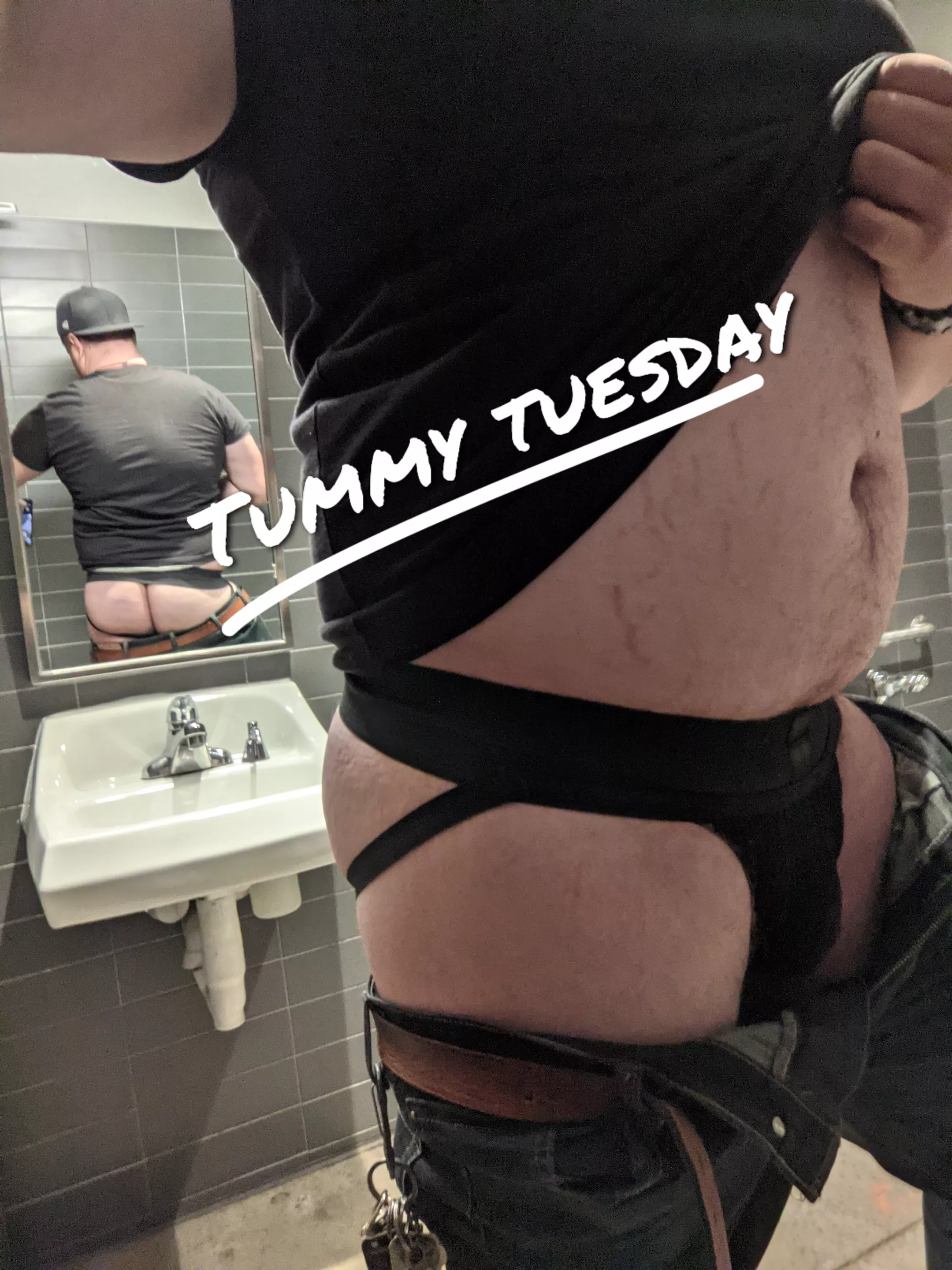 Happy tummy Tuesday, ☺️ (Yes I know it's almost 3:00 a.m... and yes I know It's technically Wednesday... But on the other hand...shut up) Happy tummy Tuesday, ☺️ (Yes I know it's almost 3:00 a.m... and yes I know It's technically Wednesday... But on the other hand...shut up)