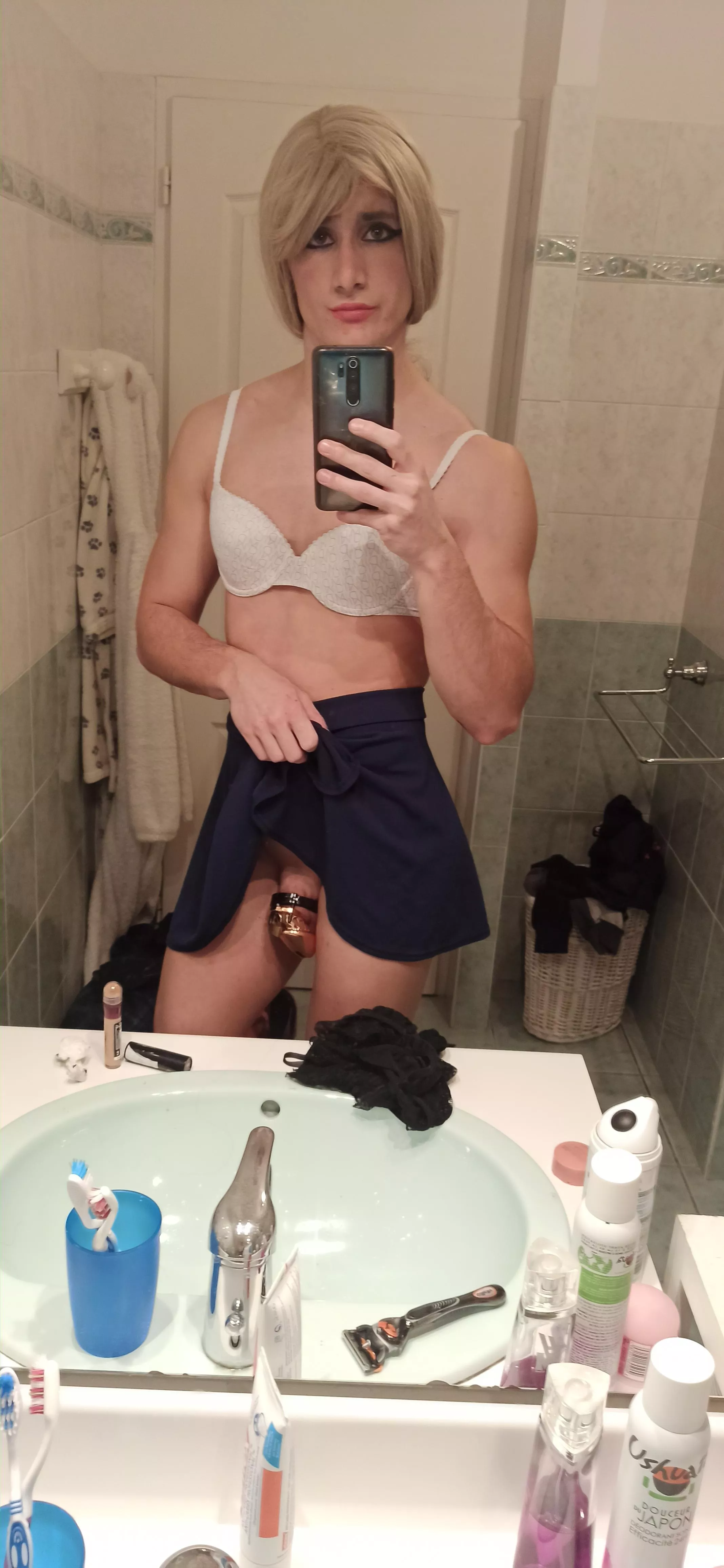 Happy Valentin Day 😌 If you Want to keep me in my Little cage one more day... Comment 😌😌