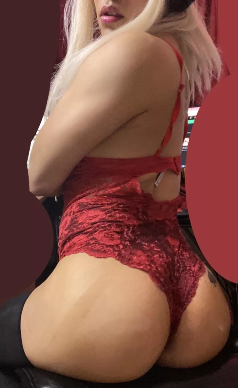 Happy Valentines Day! From my ❤️ shaped booty and I 😘😘😘