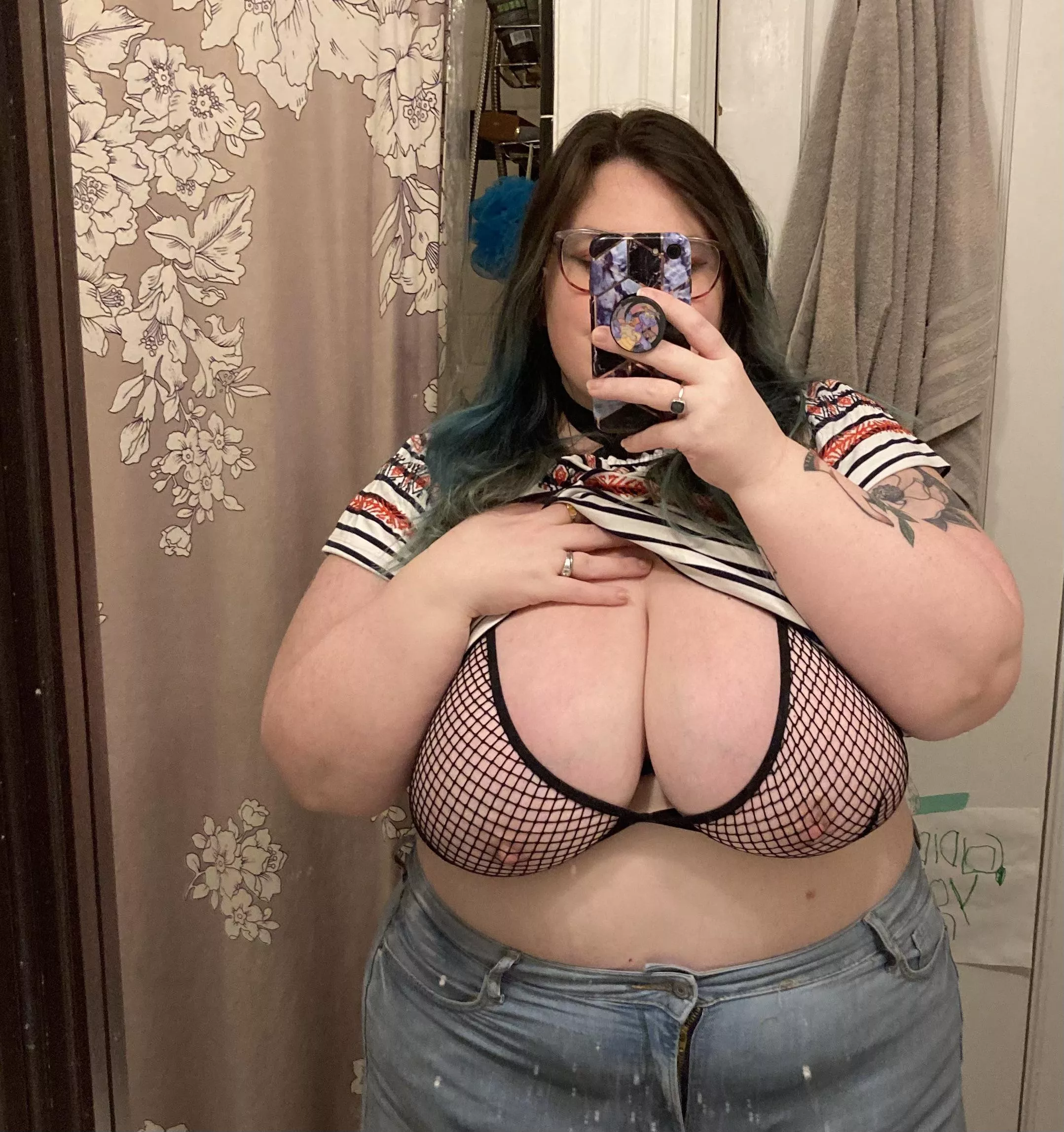 Happy weekend from my DDDs in fishnet