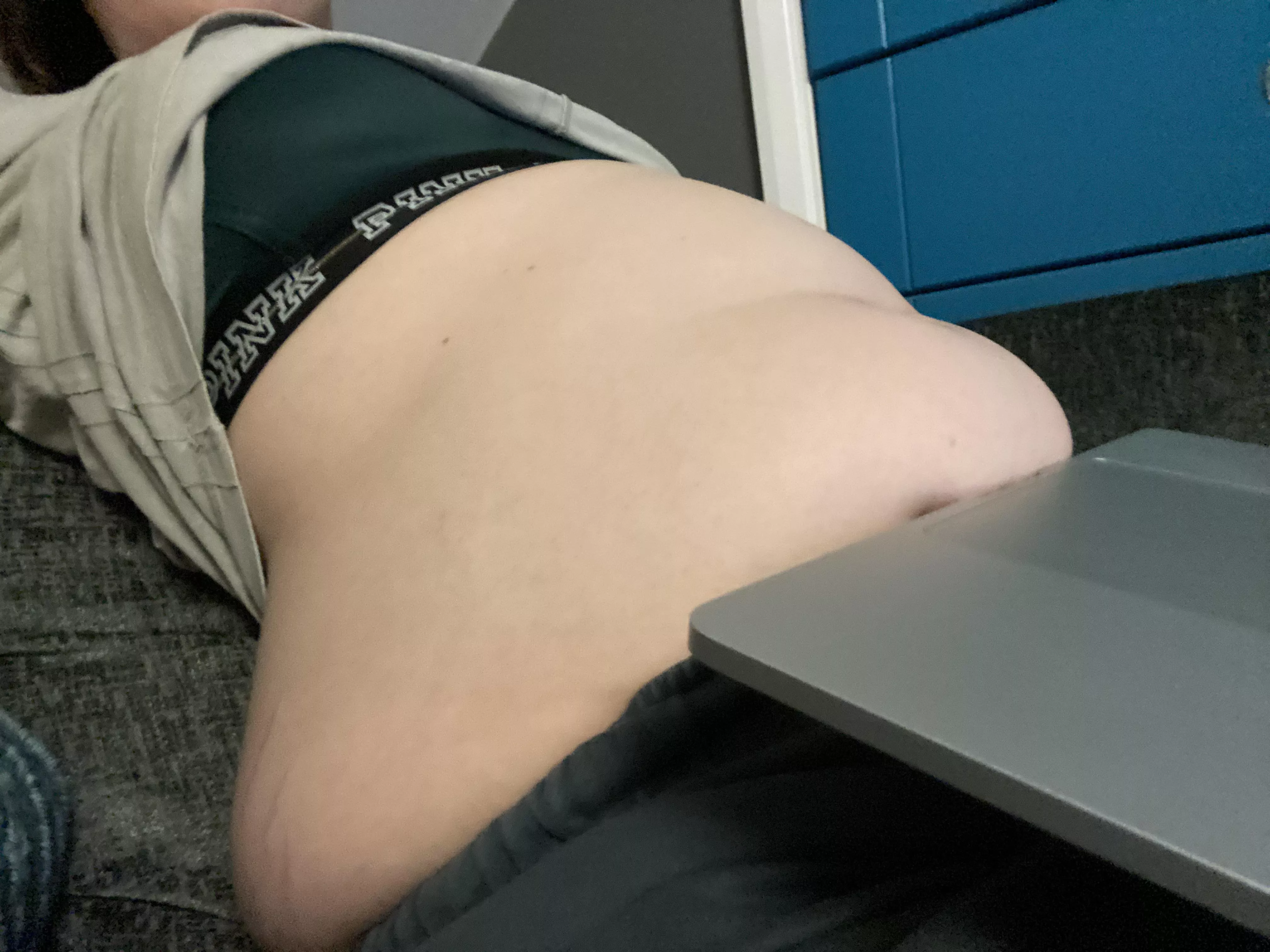 Hard use my laptop over my tummy 🤔 🥵