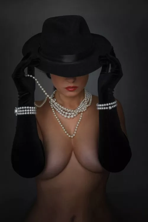 Hat, gloves and pearls. Details matter.