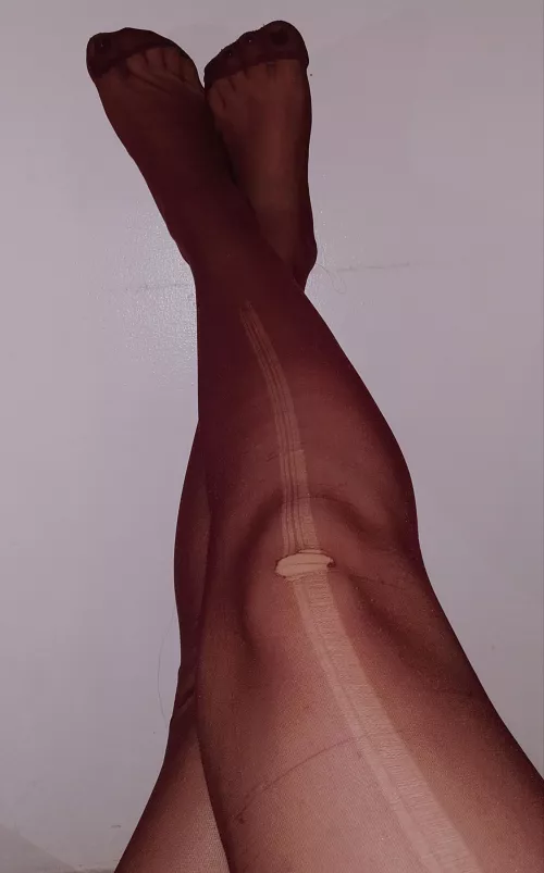 hate when my pantyhose rips because of my thighs ๐ก