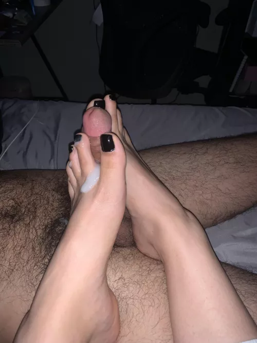 He loves my footjobs 🖤