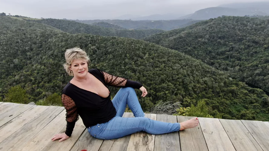 He popped out just before the photo was taken so I thought you guys will appreciate it. 😊