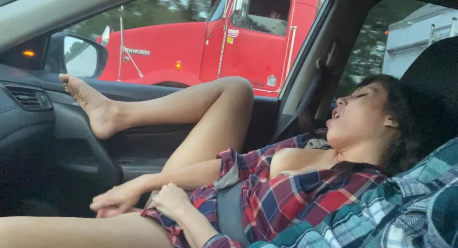 He was trying so hard to concentrate on the road 👀