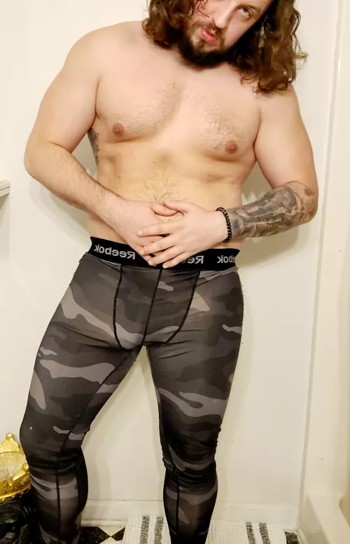 Headed to the gym for a quick pump... any volunteers to be pumped afterwards? 😈💦