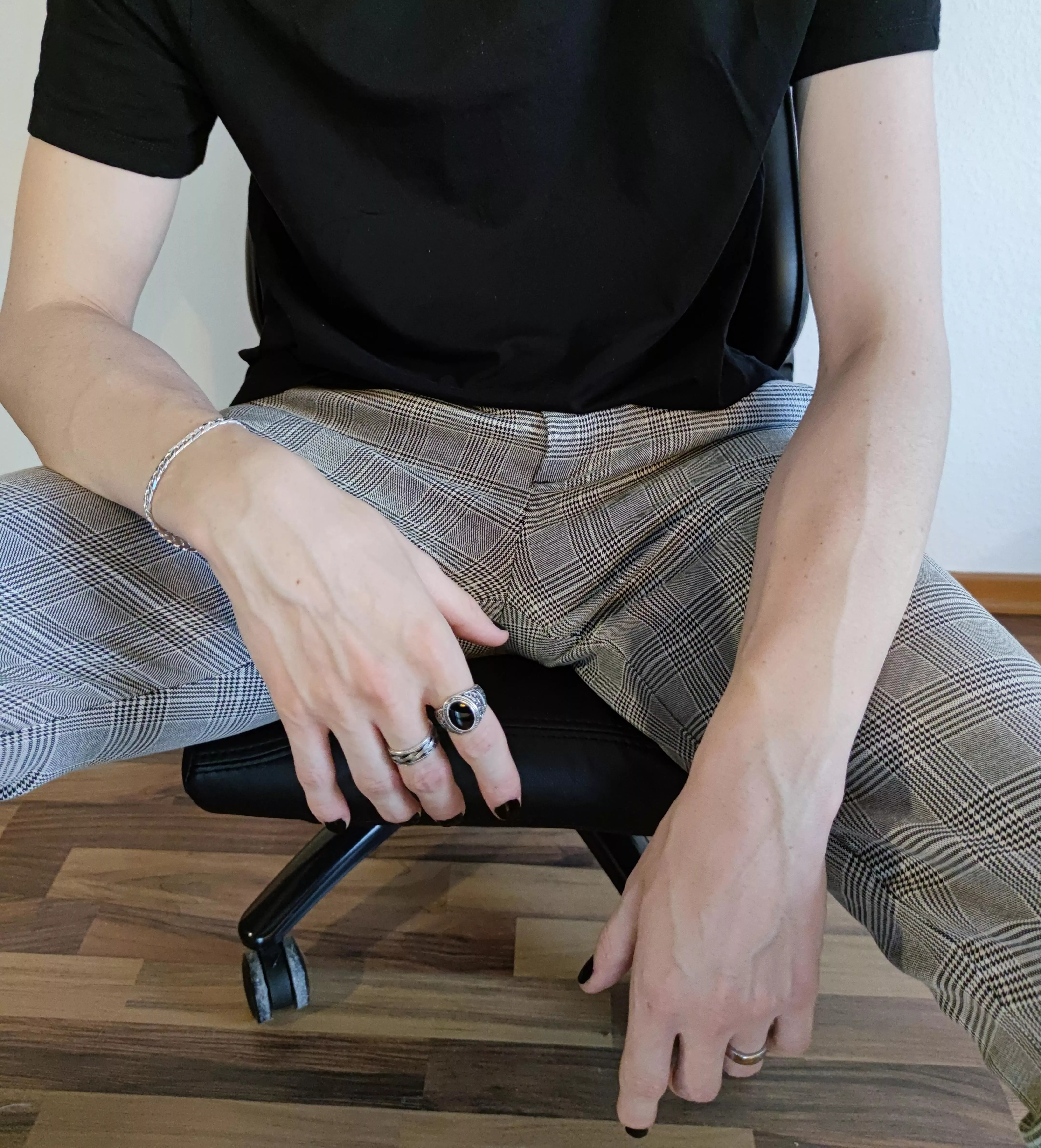 heard ya'll like forearms uwu😳