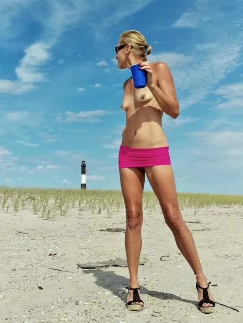 Heels..tiny skirt..drink..I β€ the beach β±