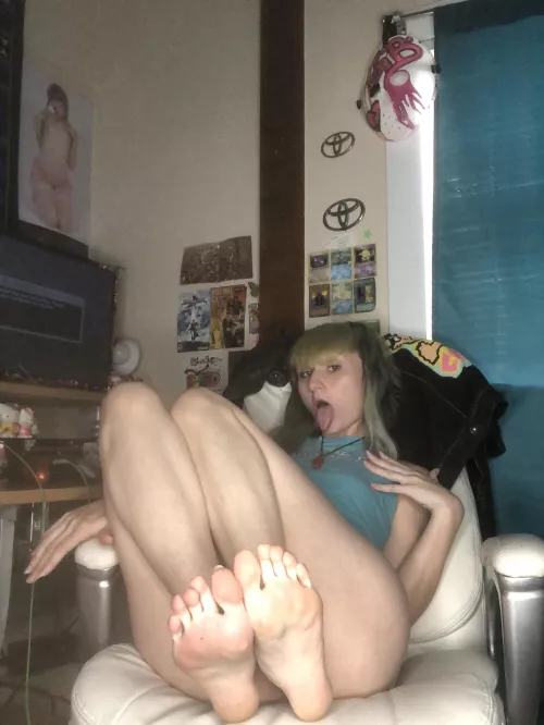 hehe censored by feet 💕