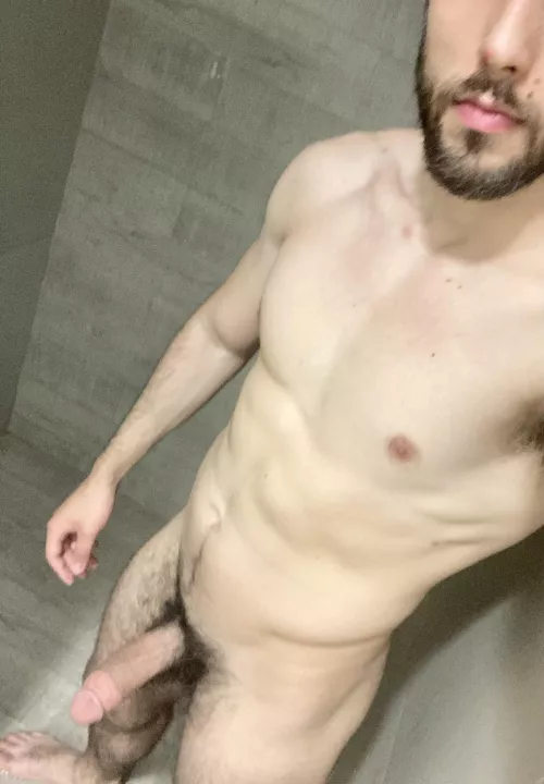 Hello from the gym showers 🚿