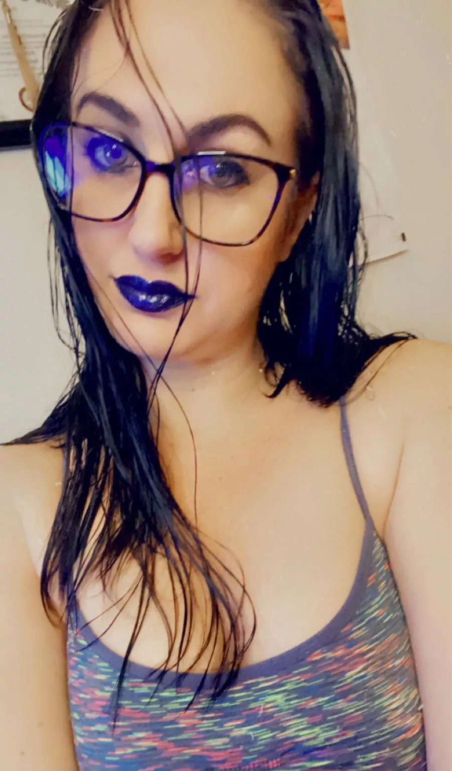 Hello my babies 💋 Cum play 🥰 Fat ass 🍑 Big titties 🍈🍈 these eyes tho. 👀 Older woman ☺️ Thicc 💁🏽‍♀️ Requests and exclusive content $$$ 💰 links in bio and below bb. I have some panties I need to sell, they’re too tigh