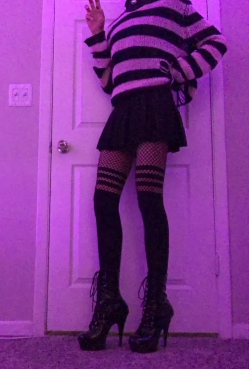 hello people sorting by new. i am in need of cuddles and anime 🖤