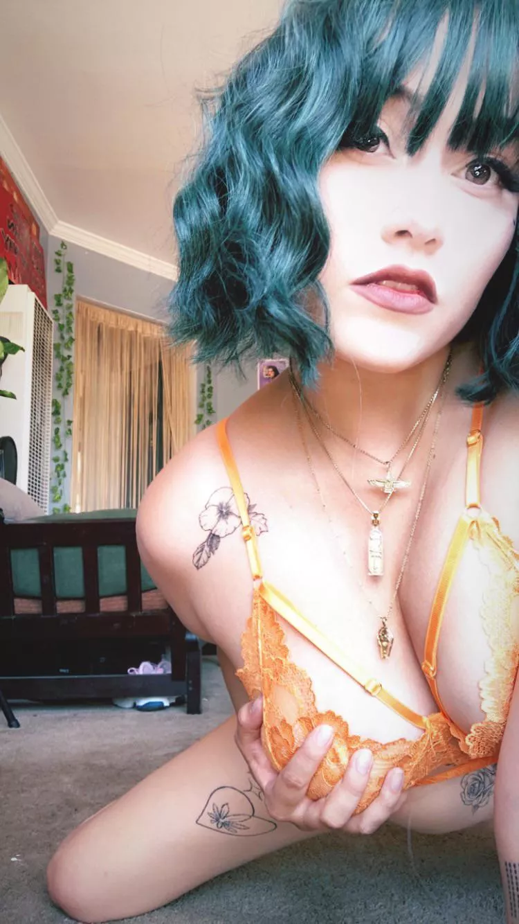 hello, Reddit 😘 brand new to these parts, but here to see what the fuss is all about. I sell exclusive sets, if interested! drop a line and say hello 👋