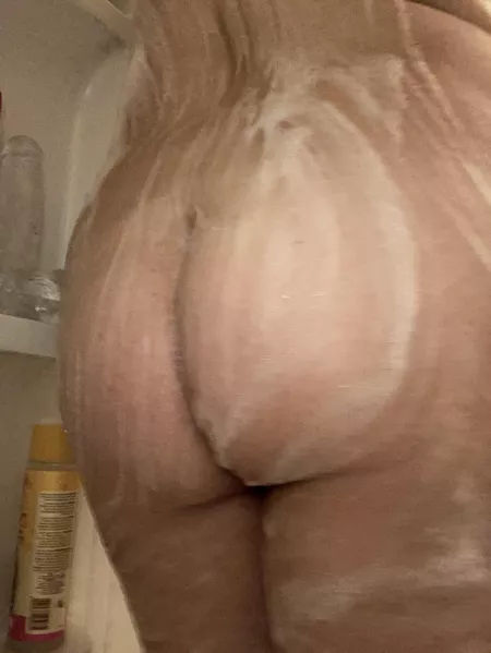 Help me wash my backside? Also peep something in this pic? šš