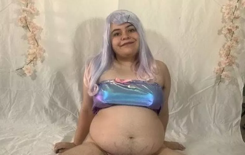 Here's a big belly in a crop top to bless your feed :)