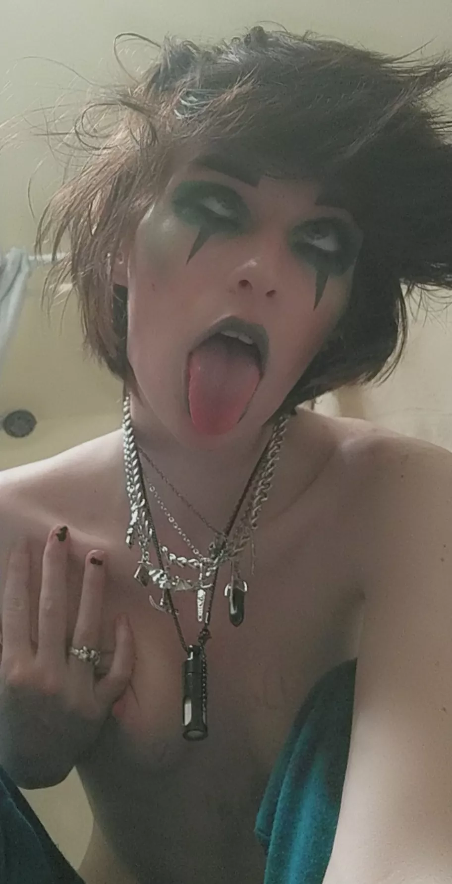 Here's a cute clown ahegao look from yesterday <3