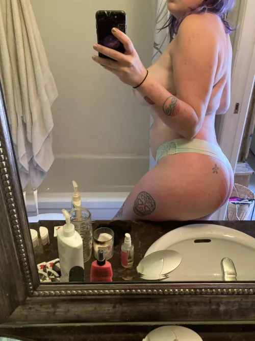 Hereβs a little bit of booty to brighten your weekend π