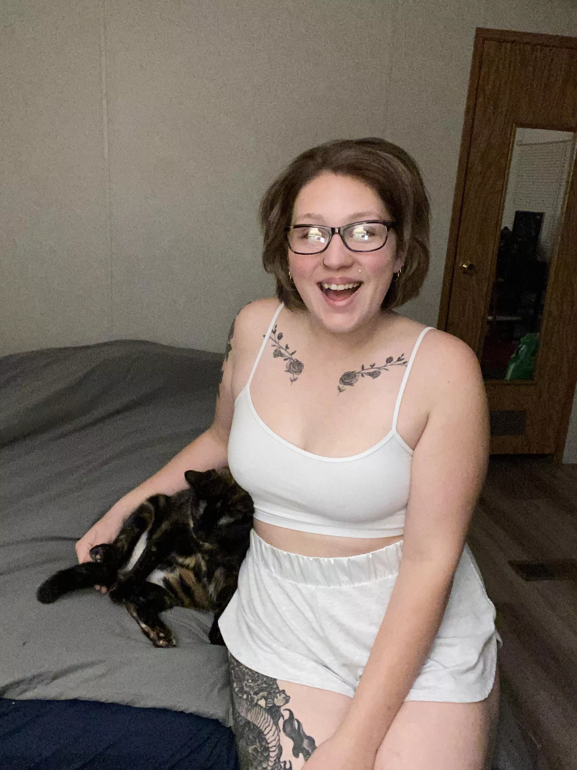 Here’s a pic of me and my cat who is also thick like mama bc she never stops eating 😉💋