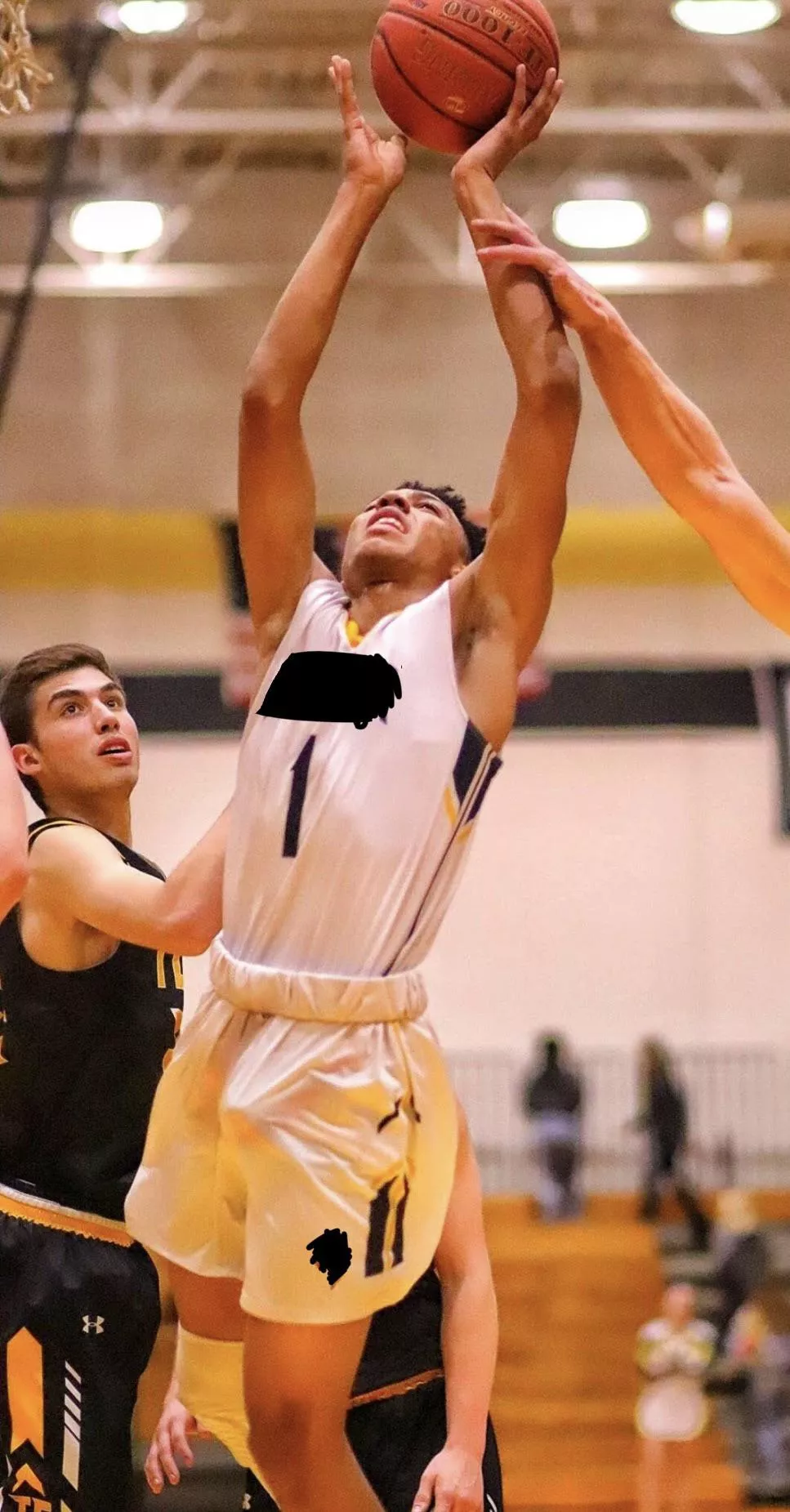 He's freaking massive 👀🍆 What would you do to him in the locker room?