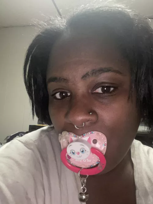 Hewwos! I had a hard week and I think it’s time to be little once again. Who relaxes in little space after a rough week of big girl work?