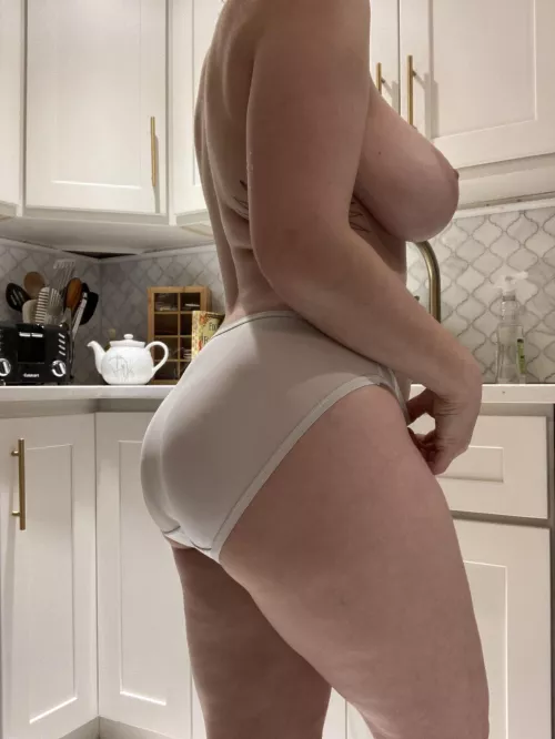 Hey babe, I’m grabbing a snack; you want anything? (F) (nb)