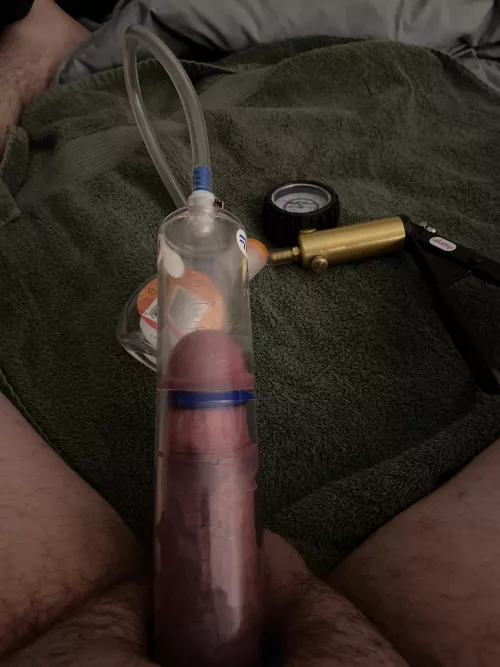 Hey boys dm me while I pump