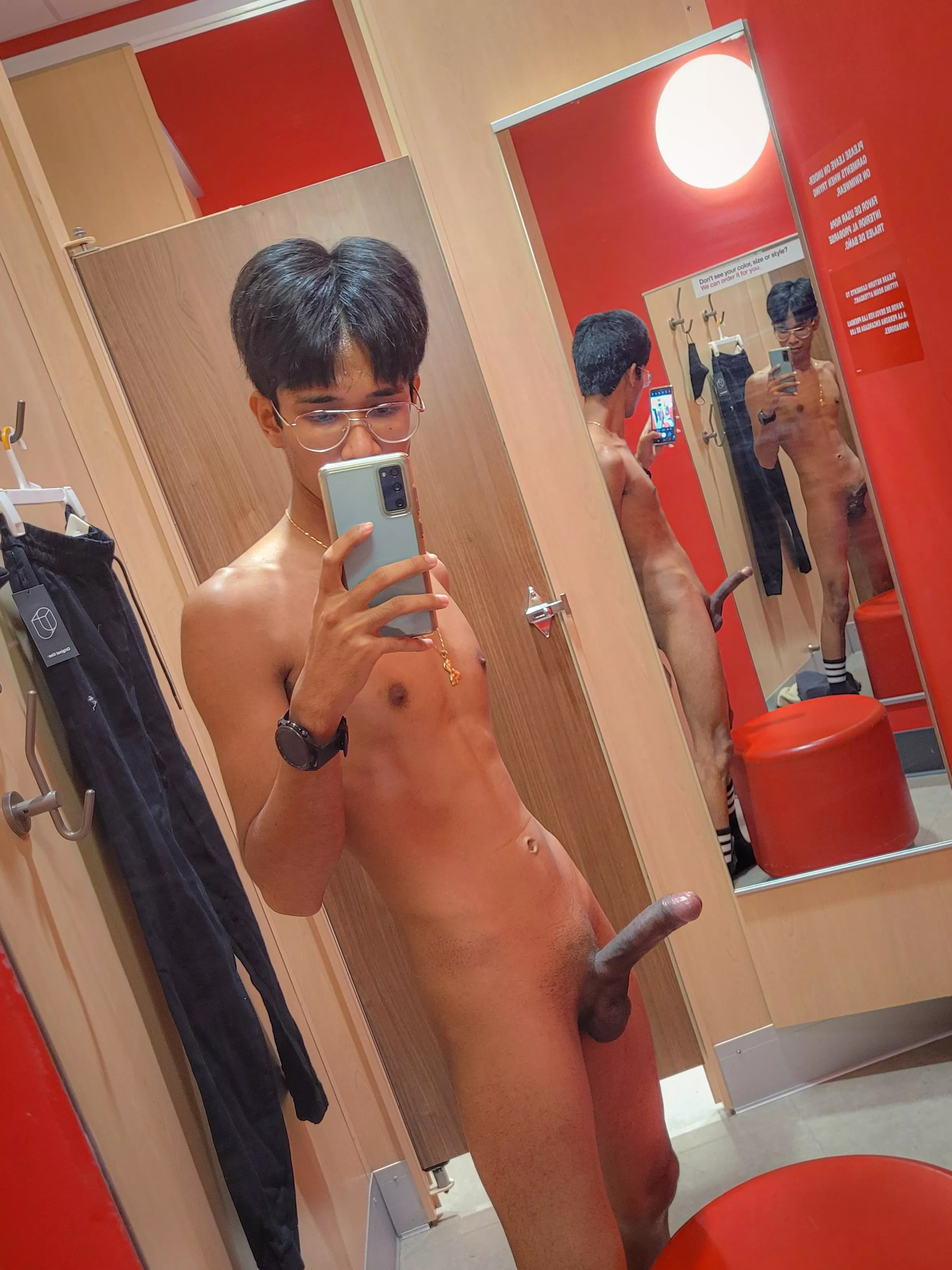 Hey can you meet me in the dressing room? I need some help 🙊