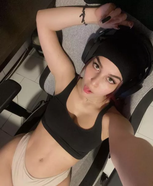 hey cuties!! I'm so desperate for some dumb, Small cocked,and beta sissy babygirl to come and makeout and be the gayest slut ever for mommy who love cramming and showing off Cumming in his shower add me on sc Hannah_lincol20 or Kiik kendrawilliam100