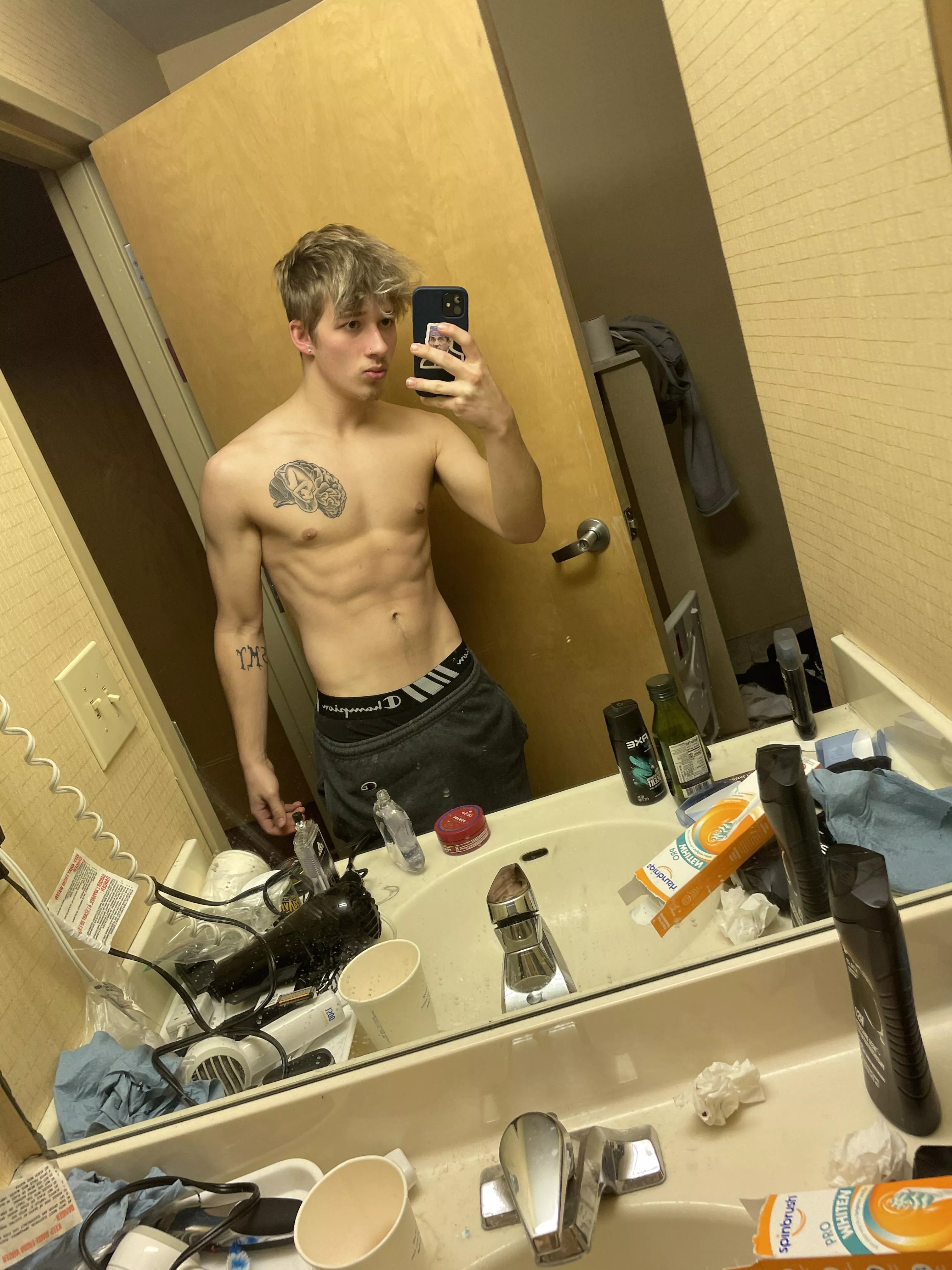 Hey everybody! I’m a new adult creator just looking for some new friends ;)