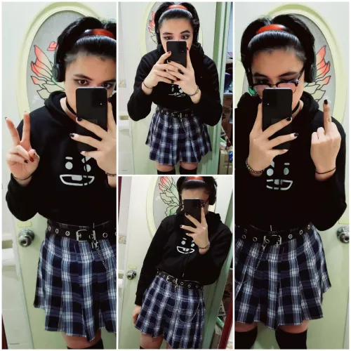 Hey fellas! Got any love for goth girls?