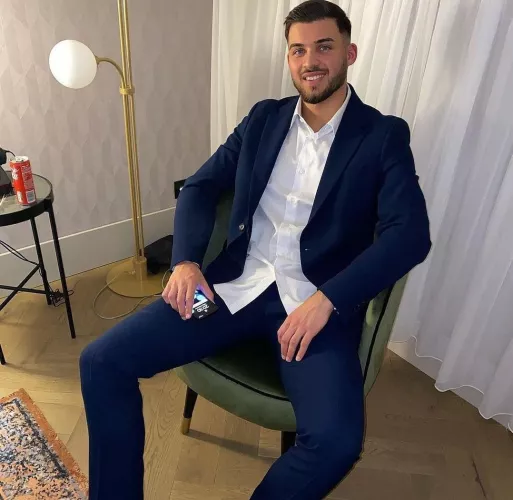 Hey guys. 👋 anyone want to play some xbox. I'm bored now.