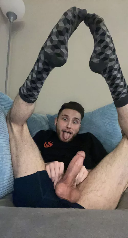 Hey guys! Looking for another chronic addicted masturbator who likes to show off cock and face pics! Letβs be proud and pose with our boners and make crazy faces! K-I-K or Snapchat: Bateworld69