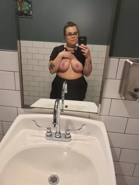 Hey guys. Since my fiance wants to spend time not in bed with me, and in here complimenting all of you instead, let's get mama some of the love she deserves eh? He doesn't even acknowledge most of the nudes I send him. Maybe I can get some sexy comment