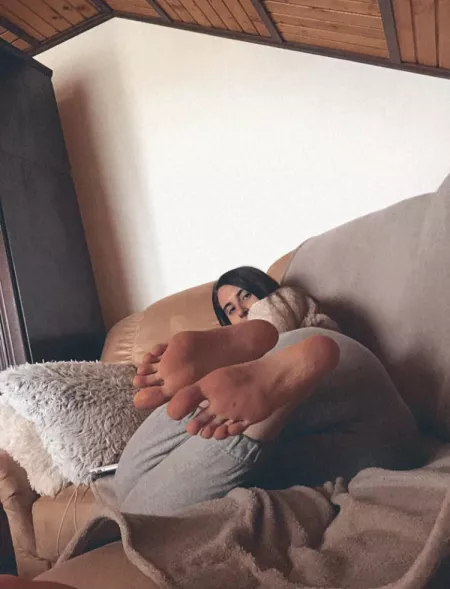 Hey, have a nice day 😊 is my feet long? Cause I got a comment that they are long like kangaroo😅