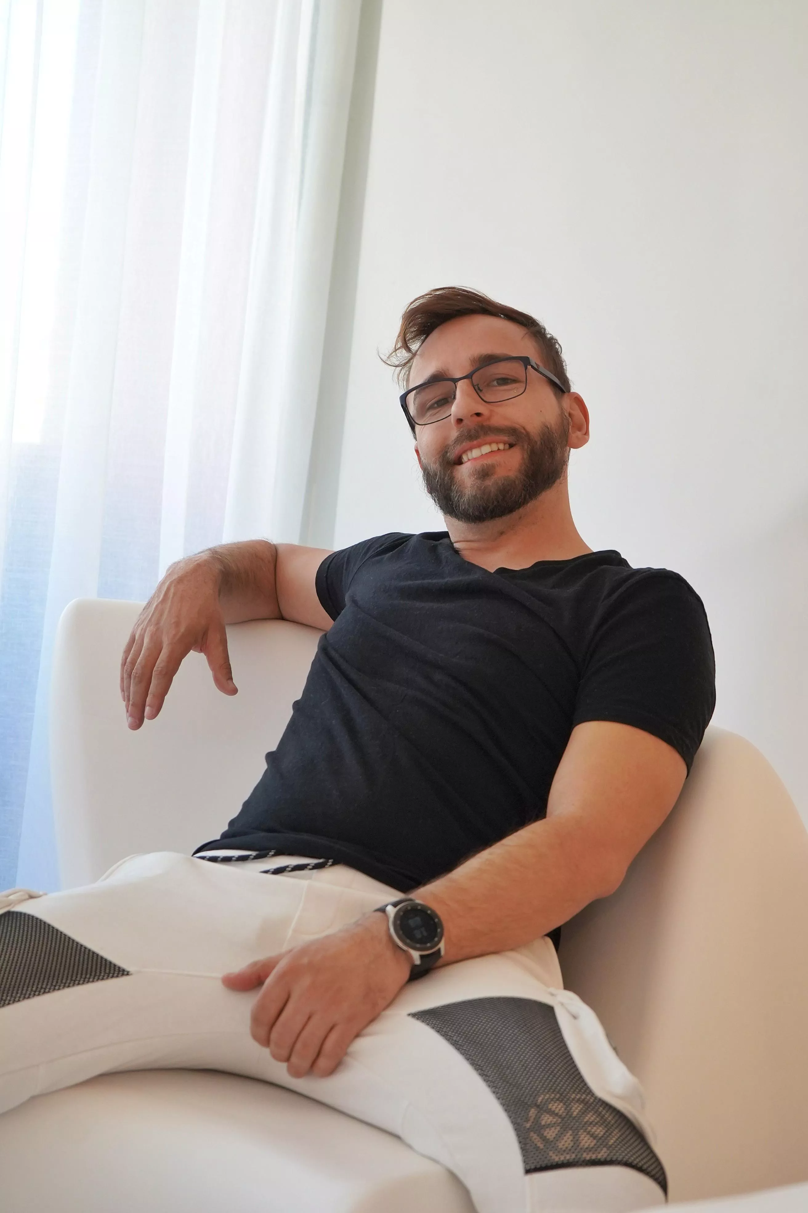 hey 😁 wanna sit on my lap ?