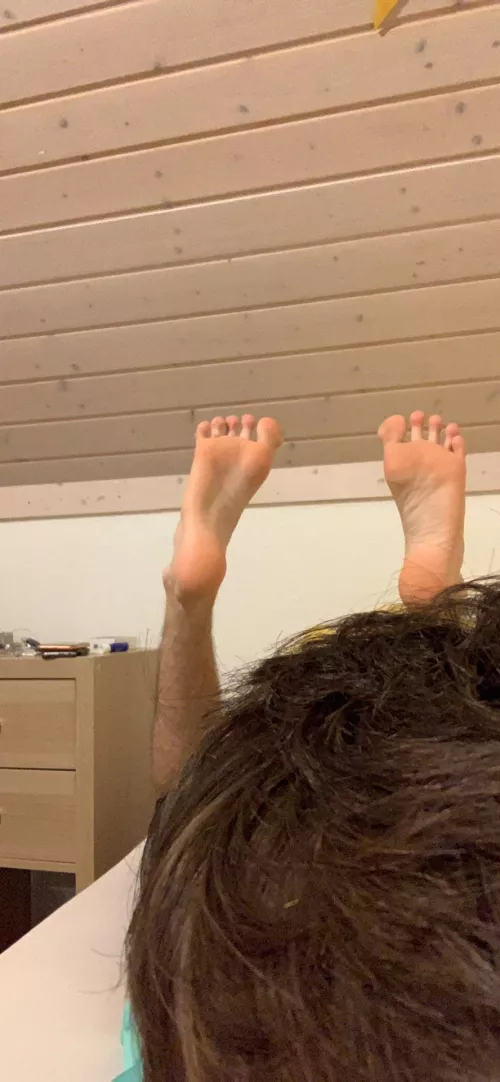 Heyy Iโm bi, a footballer and I would like to have fun w someone that likes my feet. Pm me if u are interested Im open for any wild things๐