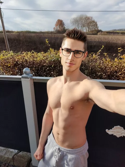 Hi am Jonas 23 and from Germany π©πͺ This is my first post here and i wish you a great day :)