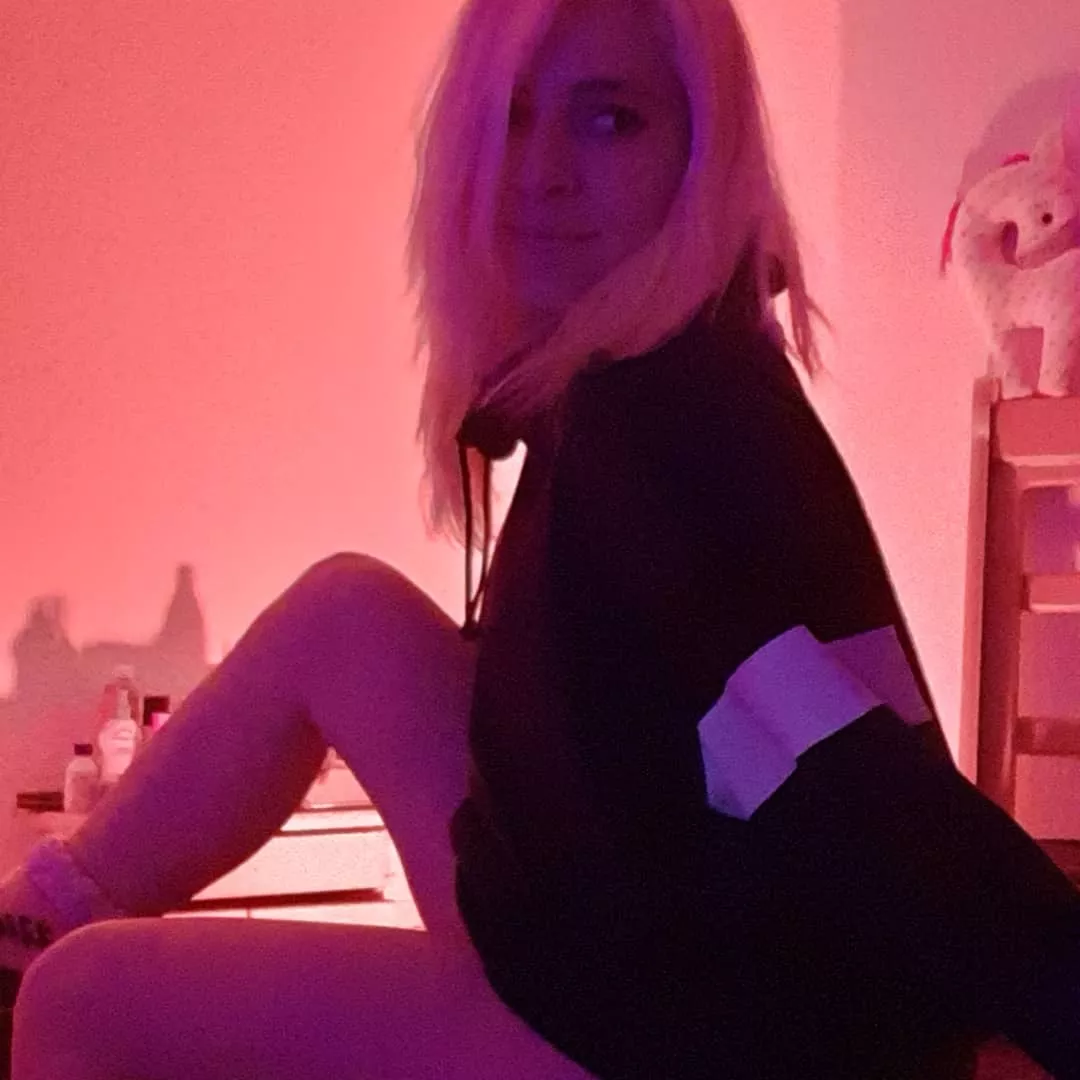 Hi 🌸🌸🌸 @angie_rainbow_ 💕 Do you sleep early or late ? 🤔