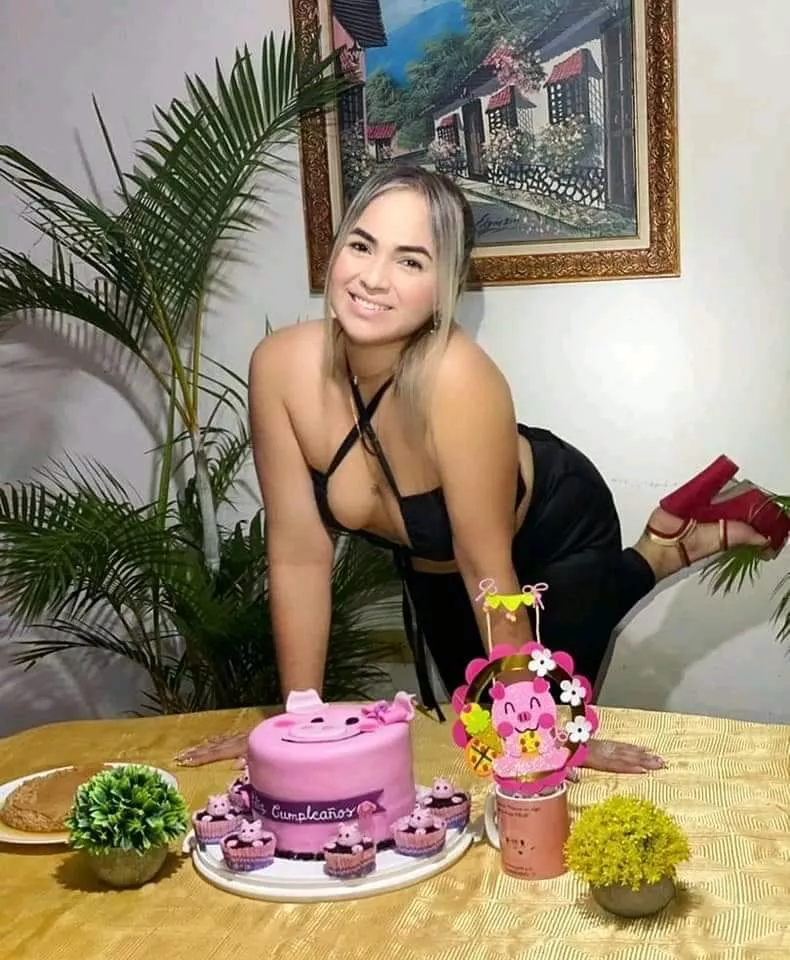 Hi daddy would you like to see me bust Come and feed me 😋😋 Find me on Kik: GabyFat