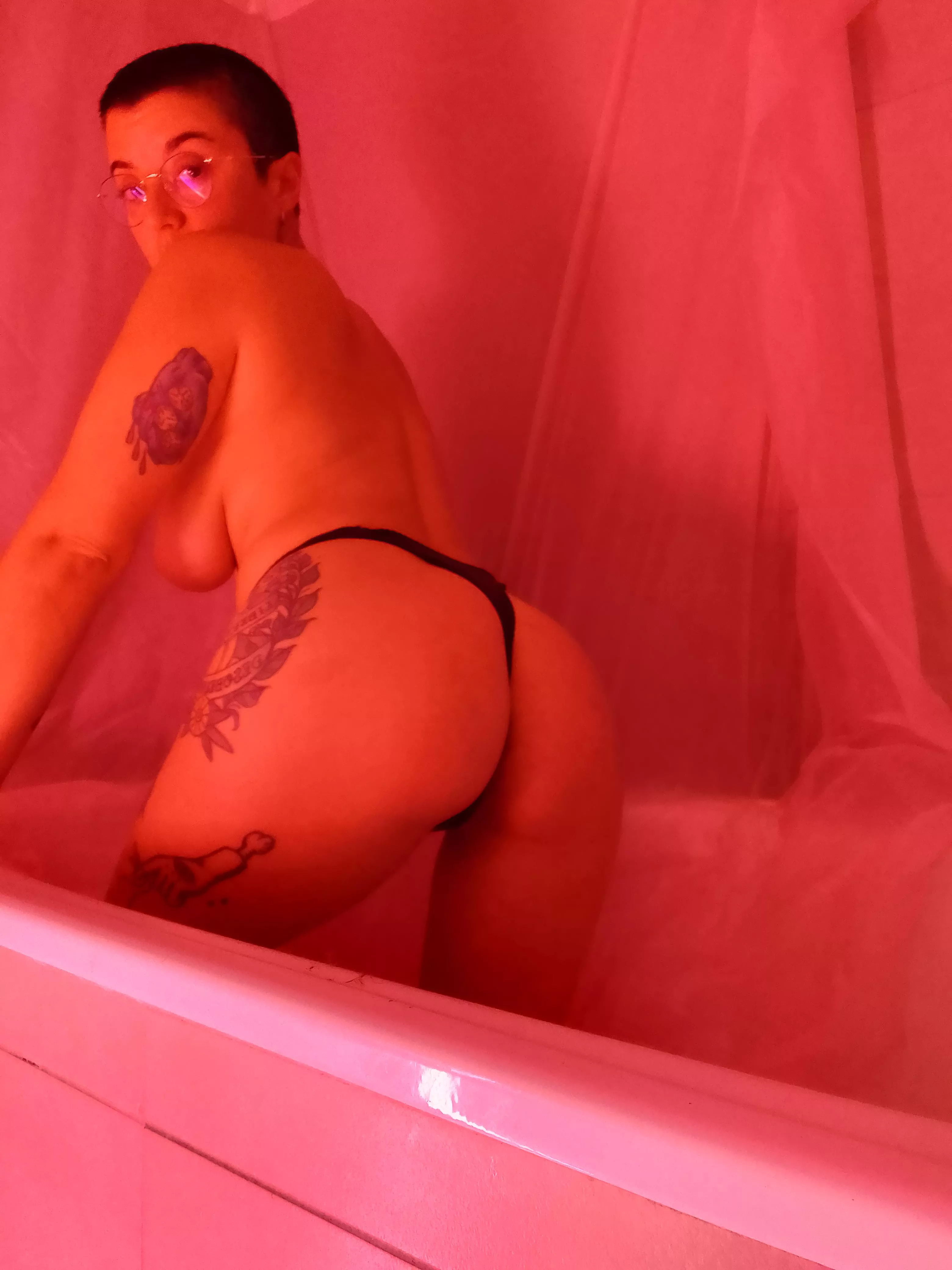 Hi guys!🥰 I was missing but I already came back. who wants to join me in the bathtub?🧼🛁