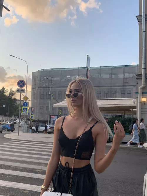 Hi honey, do you want to play with me? 🎮 Click the link in my bio to chat with me now 😘