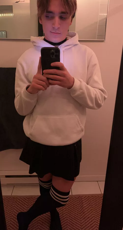 Hi 👋I just got my new outfit after discovering that I’m a femboy ! 😍 Please rate my pic !🥰