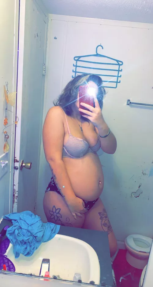 Hi I’m currently 23 weeks pregnant, I have my nipples and belly pierced. Message me for more😉