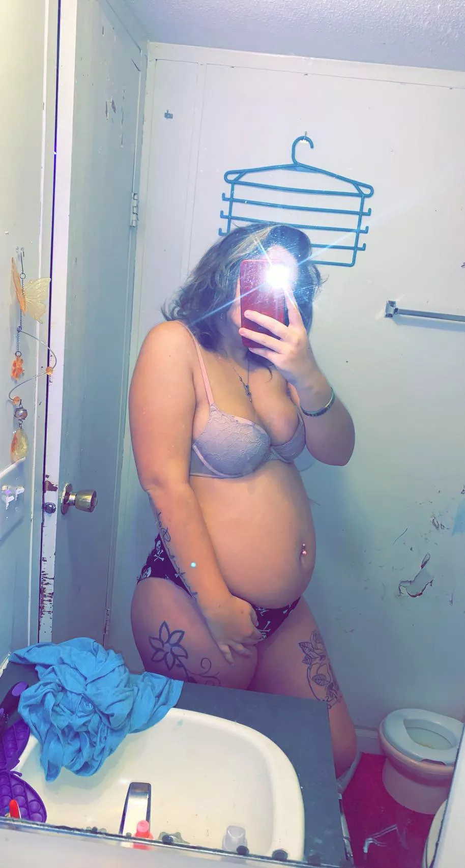 Hi I’m currently 23 weeks pregnant, I have my nipples and belly pierced. Message me for more😉